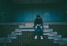Getraumatiseerde kinderen vinden weinig steun in eigen netwerk Smartphone